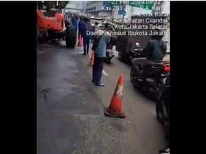 Imbas Jalan Amblas di Cilandak Jaksel, Hanya 1 Lajur Bisa Dilintasi