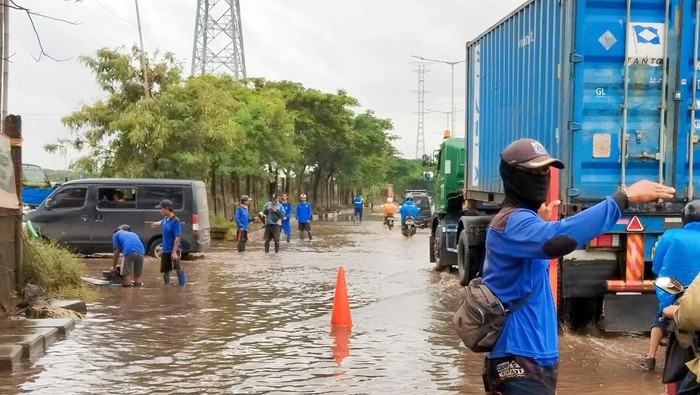 Jalan Marunda, Cilincing, Jakut, tergenang akibat saluran air terhambat lumpur.