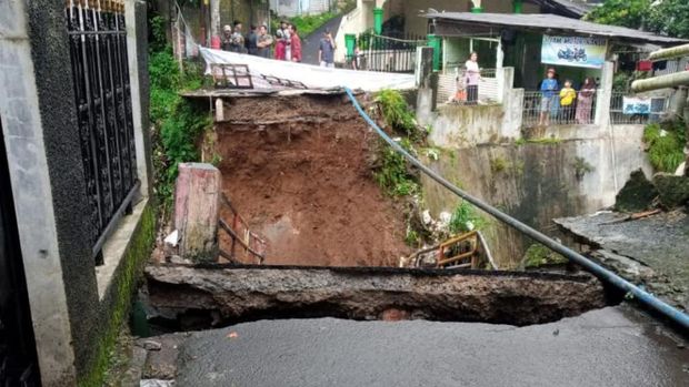 Jembatan penghubung antarkampung di Bogor Timur, Kota Bogor ambruk diterjang arus Sungai Cibalok