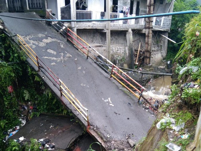 Jembatan penghubung antarkampung di Bogor Timur, Kota Bogor ambruk diterjang arus Sungai Cibalok