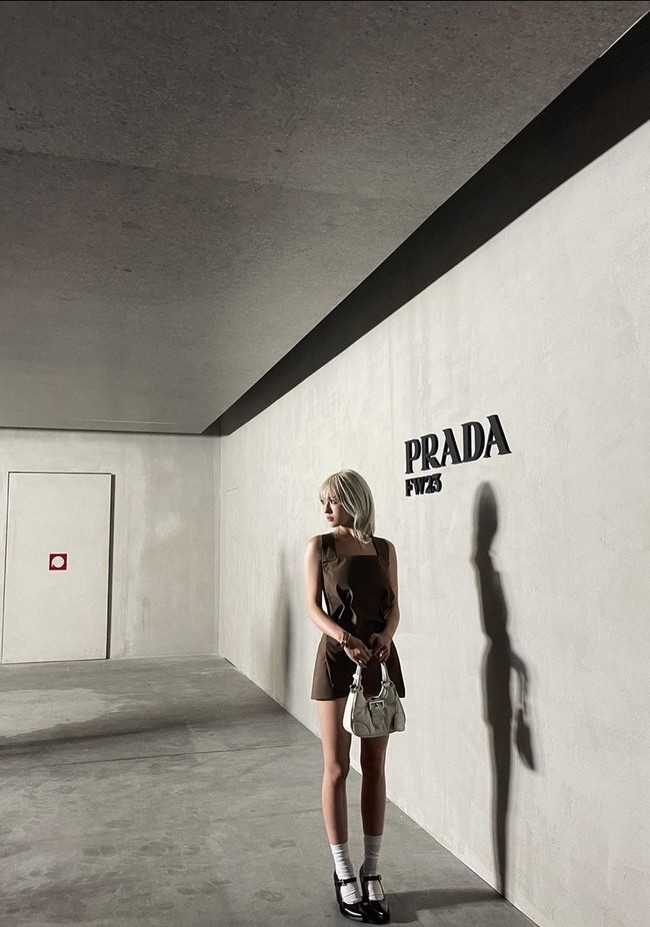 Kaus kaki putih dan sepatu mary jane hitam membuat penampilannya lebih stand out. Foto: Instagram/@somsomi0309