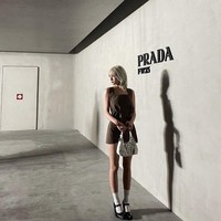 Kaus kaki putih dan sepatu mary jane hitam membuat penampilannya lebih stand out. Foto: Instagram/@somsomi0309