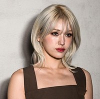 Aura seksi juga ditampilkan Jeon Somi lewat riasan wajah. Matanya dirias dengan gaya smokey eyes dan eyeliner hitam pekat. Foto: AFP via Getty Images/MARCO BERTORELLO