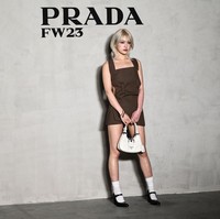 Jeon Somi jadi salah satu selebriti yang diundang untuk menyaksikan fashion show Prada Autumn/Winter 2023-2024. Penyanyi sekaligus rapper ini memilih gaya minimalis namun seksi. Foto: AFP via Getty Images/MARCO BERTORELLO