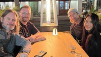 Aktor Josh Holloway (memakai kupluk sebelah kanan) menikahi perempuan Indonesia bernama Yessica Kumala (duduk di depan Josh Holloway). Josh Holloway bertemu pertama kali pada 1999 di bar tempat Yessica bekerja di Amerika. Mereka menikah pada Desember 2008 dan sampai sekarang hidup bersama dengan dua anak mereka. Foto: dok. Instagram Josh Holloway