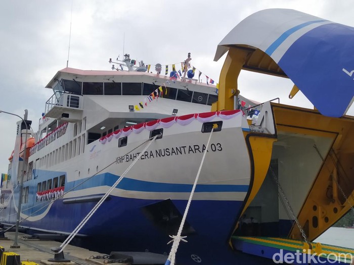 Kapal Bahtera Nusantara 03 tengah terparkir di pelabuhan Telaga Punggur, Kota Batam. (Alamudin).