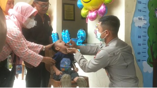 Kapolsek Jagakarsa Kompol Multazam Lisendra memberikan vitamin A kepada balita di Posyandu Polsubsektor Ciganjur.