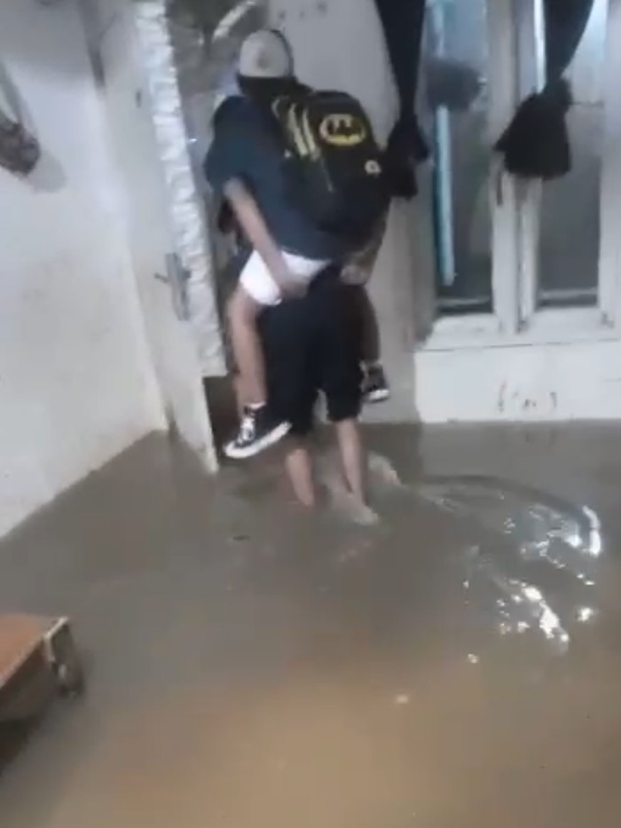 Kawasan Cawang, Jakarta Timur (Jaktim), dilanda banjir. Siswa SD sampai harus digendong untuk berangkat sekolah. (dok pribadi/Eka)