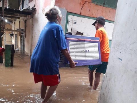 Kawasan Cawang, Jakarta Timur (Jaktim), dilanda banjir. Siswa SD sampai harus digendong untuk berangkat sekolah. (dok pribadi/Eka)