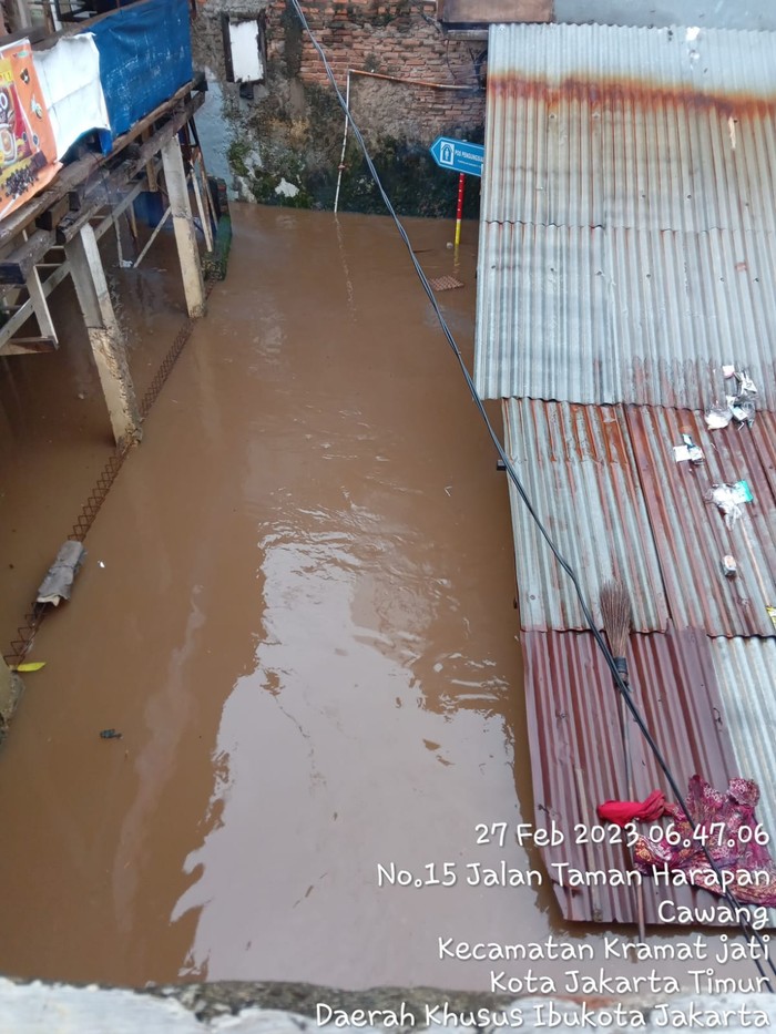 Kawasan Kelurahan Cawang, Kramat Jati, Jaktim masih terendam banjir. Tinggi air yang menggenangi rumah warga mencapai 1 meter lebih. Foto diambil pagi tadi (dok Pribadi/Imron)