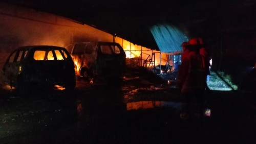 Peristiwa kebakaran bengkel dan garase mobil di Jalan Kalimutu XXI Nomor 35 Denpasar, Kecamatan Denpasar Barat, Kota Denpasar, Senin (27/2/2023) sekitar pukul 01.35 Wita.