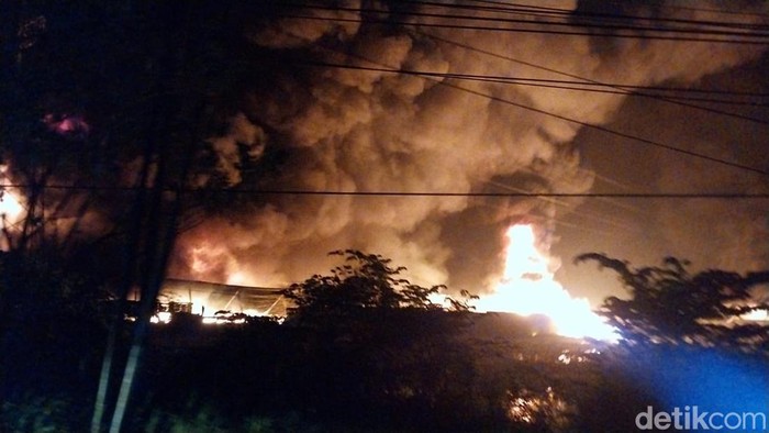 Kebakaran pabrik kasur di Cirebon, Senin (27/2/2023) malam.