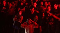 Sejumlah warga menyaksikan kebakaran permukiman di kawasan Tanah Abang. 
