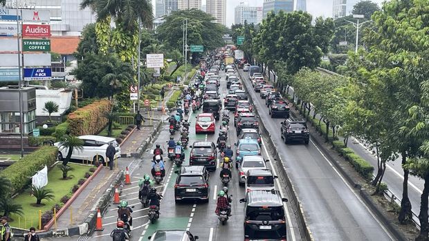 Kemacetan di Jalan S Parman arah Semanggi pada Senin (27/2/2023)-(Silvia-detikcom)