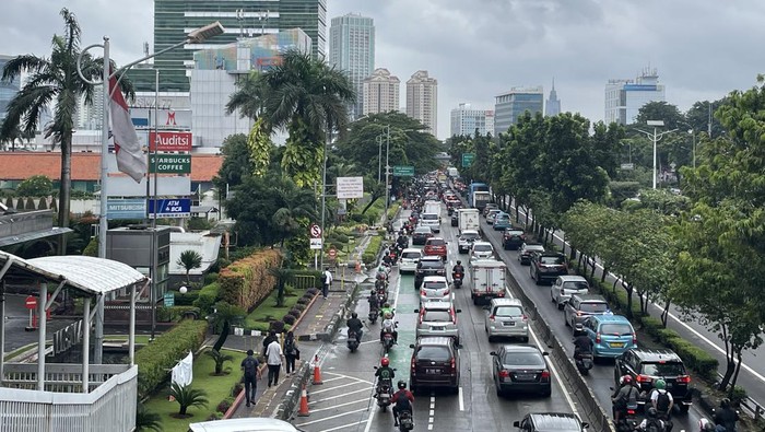 Kemacetan di Jalan S Parman arah Semanggi pada Senin (27/2/2023)-(Silvia-detikcom)