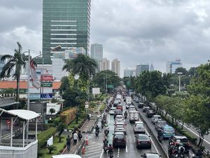 Lalin Jalan S Parman Arah Semanggi Macet, Mobil-Motor Terobos Jalur TransJ
