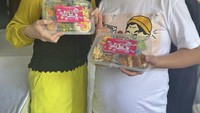 Pasangan yang cukup menghebohkan publik ini juga menunjukkan salah satu makanan yang mereka sediakan di ultah anaknya yaitu nasi box. Foto: Instagram @indrabekti