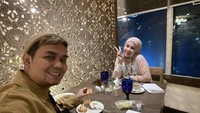 Sebelum masalah kesehatan yang dialami oleh Indra Bekti, presenter kondang itu dan istrinya sering pergi makan bersama. Kali ini mereka sedang makan malam di hotel Gran Melia Jakarta. Foto: Instagram @indrabekti