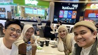 Bersama dengan teman artis lainnya, pasangan artis ini juga terlihat menikmati beberapa hidangan di salah satu food court mall Jakarta. Foto: Instagram @indrabekti