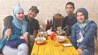 Selain makan di restoran, Indra Bekti dan Aldila Jelita juga pernah memamerkan momen saat keduanya makan di warung sambil menikmati semangkuk makanan berkuah.  Foto: Instagram @indrabekti
