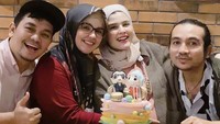 Foto bersama Indra Bekti masih ada di Instagram Aldila Jelita. Salah satunya ini saat mereka merayakan ulang tahun kerabatnya dengan memberikan kue yang lucu. Foto: Instagram @indrabekti
