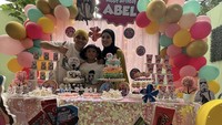 Indra Bekti dikabarkan telah digugat cerai oleh sang istri, Aldila Jelita. Namun kebersamaan mereka masih terlihat saat rayakan ulang tahun anaknya. Foto: Instagram @indrabekti