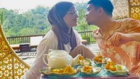 Pasangan yang telah menikah selama 12 tahun itu juga pernah membagikan kebersamaan mereka saat makan di restoran sambil menikmati teh dan kue. Foto: Instagram @indrabekti