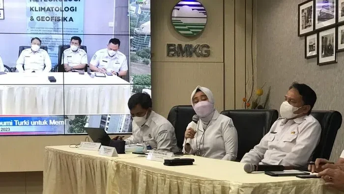 Kepala Badan Meteorologi, Klimatologi dan Geofisika Dwikorita Karnawati dalam konferensi pers Analisis Pembelajaran Gempa Bumi Turki Untuk Membangun Kesadaran, Mitigasi, dan Kesiapsiagaan Masyarakat Terhadap Potensi Kegempaan di Indonesia di Kantor BMKG Jakarta, Kamis (23/2/2023). ANTARA/Devi Nindy.