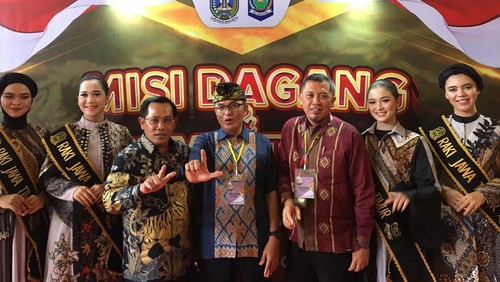 Kepala Dinas Pariwisata NTB Jamaluddin Malady (tengah) bersama Kepala Dinas Pendidikan, Kebudayaan, dan Pariwisata Jawa Timur  Udiono (kiri) di Kota Mataram, Senin (27/2/2023).