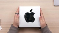 Apple sendiri belum menanggapi permintaan komentar mengenai hadiah ini. Kira-kira kalau dijual lagi, ini harganya berapa ya?