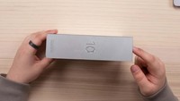 Di Apple, karyawan yang telah tinggal setidaknya 10 tahun mendapatkan lempengan aluminium persegi, lengkap dengan kain pemoles, dan catatan yang ditandatangani oleh CEO Tim Cook. Hal ini terlihat dari video terbaru dari YouTuber DongleBookPro.