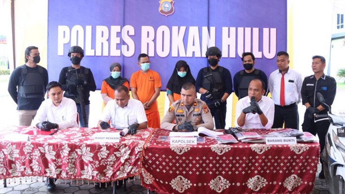 Keterangan pers kasus lansia tewas di Rokan Hulu, Riau. (Foto: Istimewa)