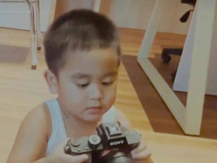 Ketua Nahyan saat cosplay jadi fotografer (Foto: Istimewa)
