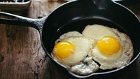 Jika biasanya telur disajikan dengan saus atau merica, berbeda dengan netizen ini. Ia terbiasa menyantap telur dengan selai strawberry yang disebutkan rasanya lebih enak. Foto: Bored Panda