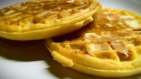 Waffle biasanya hanya disajikan dengan sirup. Tetapi jika mencoba menambahkan selai kacang di atasnya dapat memberikan rasa gurih yang creamy. Foto: Bored Panda