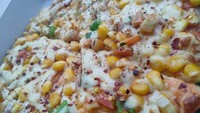 Menurut orang Italia, makanan dengan rasa yang manis tidak akan pernah cocok sebagai topping pizza. Kenyataannya, pizza dengan topping jagung manis berhasil dicintai di Indonesia dan negara lainnya. Foto: Bored Panda