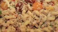 Tuna kaleng yang dicampurkan pada hidangan macaroni and cheese sering dinilai menjijikan. Tetapi tidak sedikit juga orang-orang yang menyukai rasanya. Foto: Bored Panda