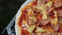 Pizza yang ditambahkan potongan nanas sering memicu emosi orang Italia. Padahal potongan nanas di atas pizza memberikan tekstur renyah dan rasa segar yang enak. Foto: Bored Panda