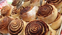 Cinnamon roll yang manis gurih paling nikmat disantap dengan topping seperti krim atau polos saja. Tetapi ada orang yang menambahkan taburan bubuk cabai untuk memberi sedikit rasa pedas. Foto: Bored Panda