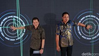 Presiden Direktur PT AXA Mandiri Financial Services (AXA Mandiri) Handojo G. K. (Kiri), dan Direktur AXA Mandiri Rudi Nugraha saat peluncuran Asuransi Mandiri Secure CritiCare di Jakarta, Senin (27/2/2023).