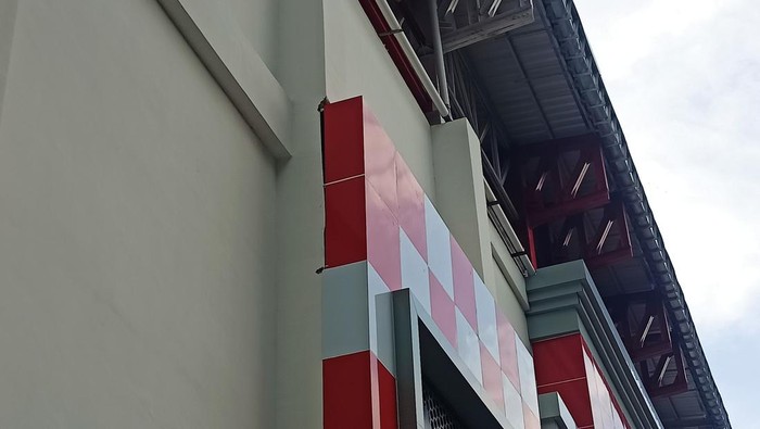 Kondisi tribun stadion I Gusti Ketut Jelantik, Karangasem Senin (27/2/2023) yang baru sebulan diresmikan dengan menelan anggaran Rp 16.5 miliar kini mengalami keretakan di beberapa titik (foto: I Wayan Selamat Juniasa)