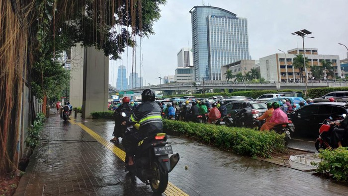 Lalin di Jalan Gatsu Macet Pagi Ini, Pemotor Nekat Terobos Trotoar