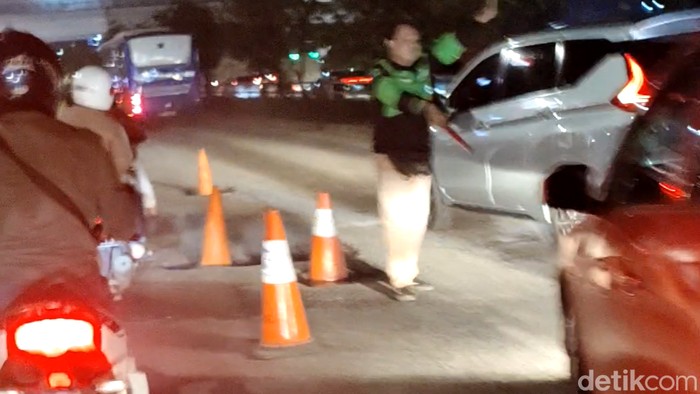Lalu lintas (lalin) di Jalan Gatot Subroto, Jakarta Selatan, macet malam ini. Kemacetan terjadi akibat lubang besar di turunan flyover Pancoran.(Jabbar Ramdhani/detikcom)