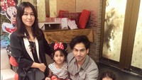 Aktor Bollywood, Lavanya Bhardwaj menikah dengan seorang pengacara asal Indonesia bernama Dede Frescilla. Pemeran Sadewa dalam serial Mahabharata itu menikahi Dede pada 5 Februari 2016. Meski pernah digosipkan pernikahannya tak langgeng, pasangan itu sampai saat ini tetap bersama dan bahagia bersama dua anak mereka. Foto: dok. Instagram Lavanya Bhardwaj