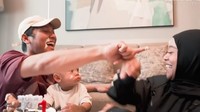 Jauh dari kata mewah, perayaan ulang tahun pertama baby L ini. Foto: youtube