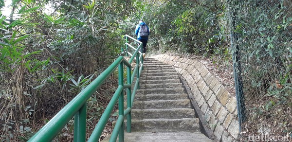 Letaknya hanya 20 menit dari pelabuhan fery Cheung Chau. Tapi jangan salah, jalurnya cukup menantang dan bikin berkeringat. (bonauli/detikcom) Letaknya hanya 20 menit dari pelabuhan fery Cheung Chau. Tapi jangan salah, jalurnya cukup menantang dan bikin berkeringat. (bonauli/detikcom)