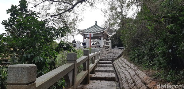 Di puncak Little Great Wall, ada saung khas bergaya Tiongkok yang jadi tempat istirahat sekaligus spot foto. (bonauli/detikcom)