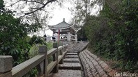 Di puncak Little Great Wall, ada saung khas bergaya Tiongkok yang jadi tempat istirahat sekaligus spot foto. (bonauli/detikcom)