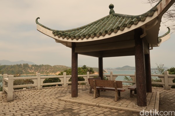 Pemandangan dari puncak ini juga tak kalah indah! Lautan dan pemukiman warga terlihat dari sini. (bonauli/detikcom) Pemandangan dari puncak ini juga tak kalah indah! Lautan dan pemukiman warga terlihat dari sini. (bonauli/detikcom)