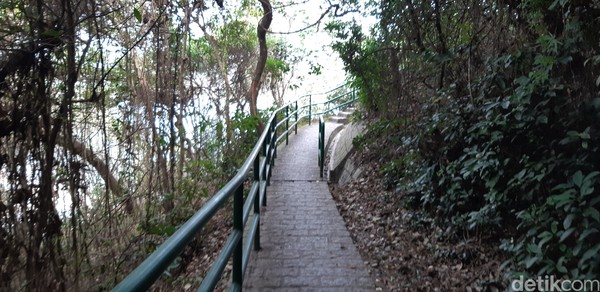 Little Great Wall atau Tembok China versi mini adalah ikon dari Cheung Chau. Destinasi ini dibangun oleh pemerintah, karena melihat potensi jalur treking Cheung Chau. (bonauli/detikcom)
